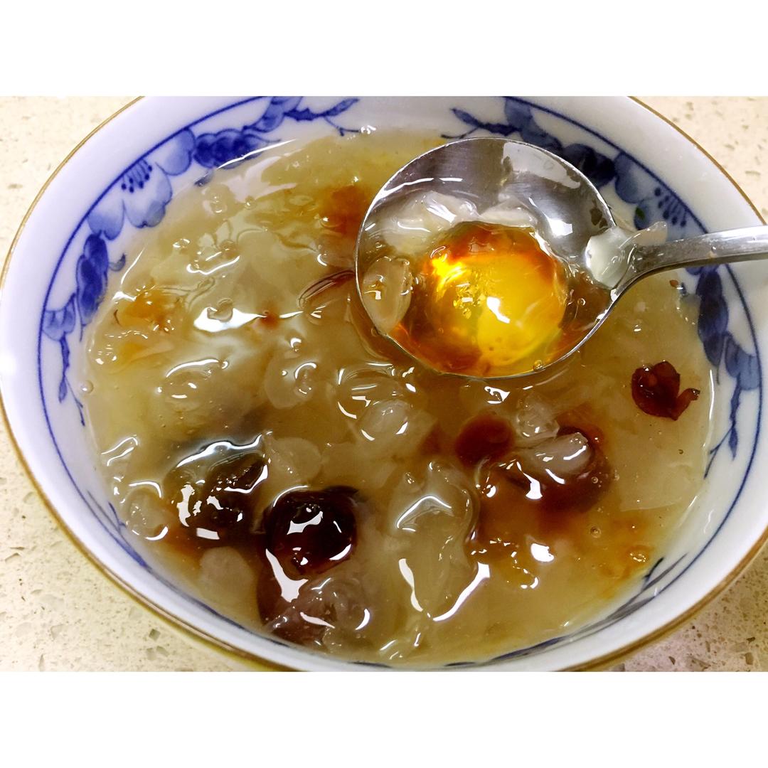 美容润肤 益气补血《桃胶皂角米百合银耳红枣羹》