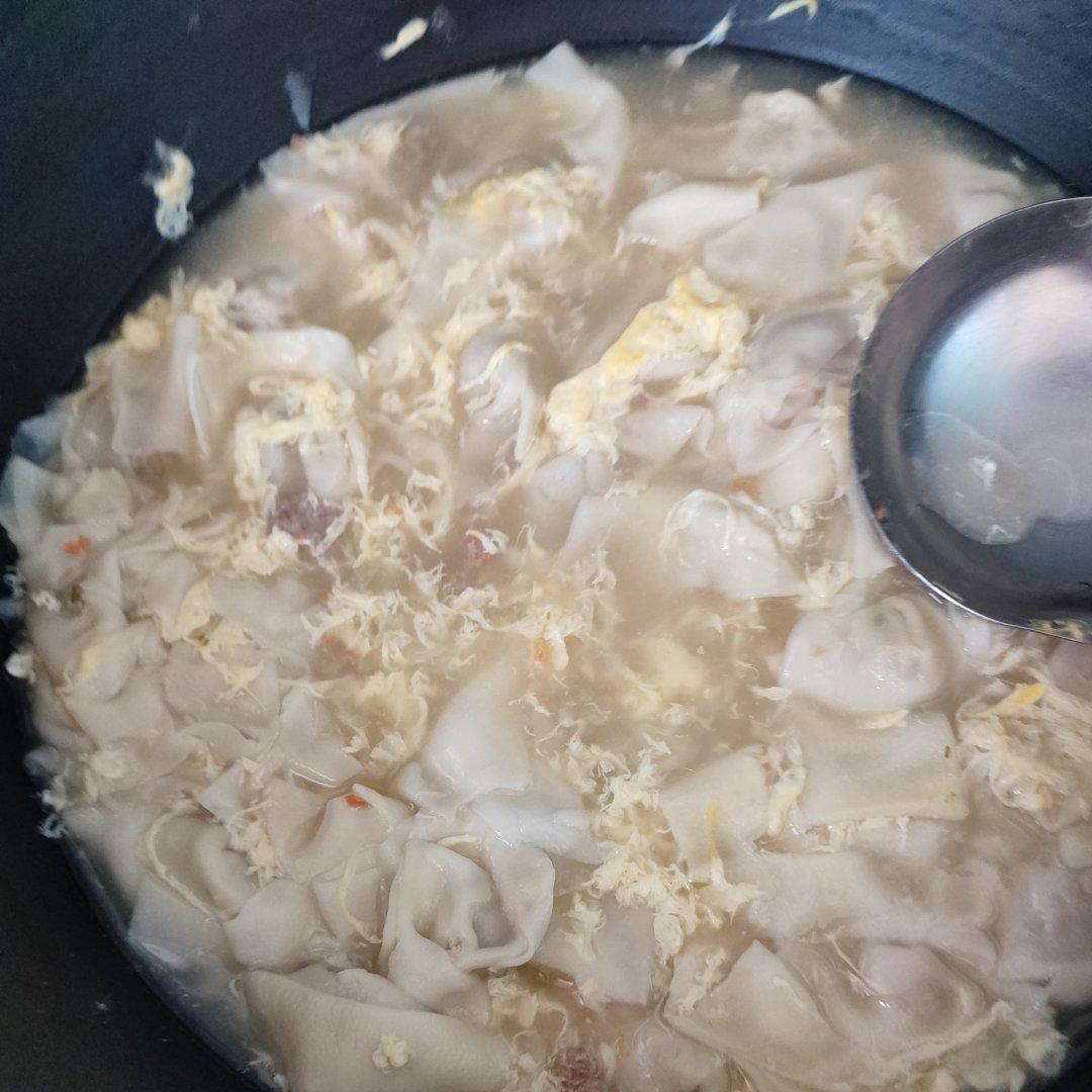 薄如蝉翼的手擀馄饨皮