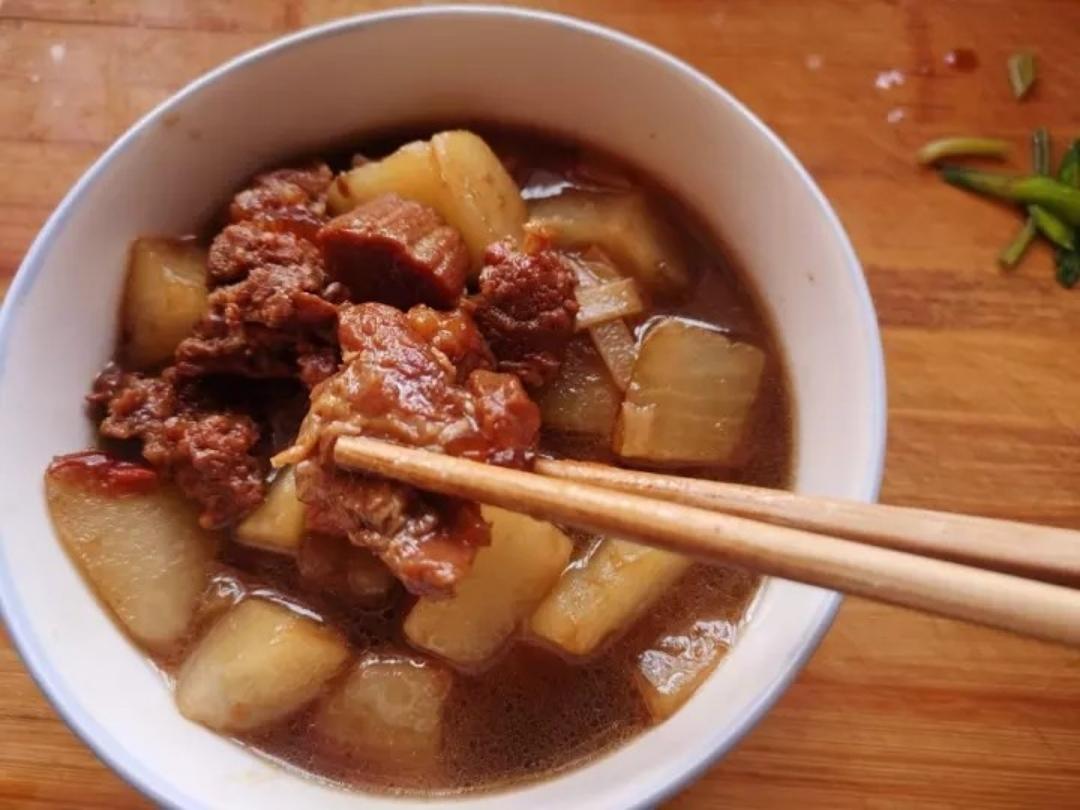 焖烧萝卜牛腩，软烂鲜香，好吃又下饭