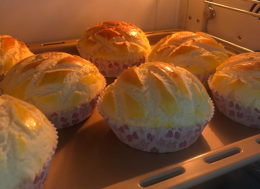 好吃到炸裂的港式菠萝包（附带制作酥皮的小视频）