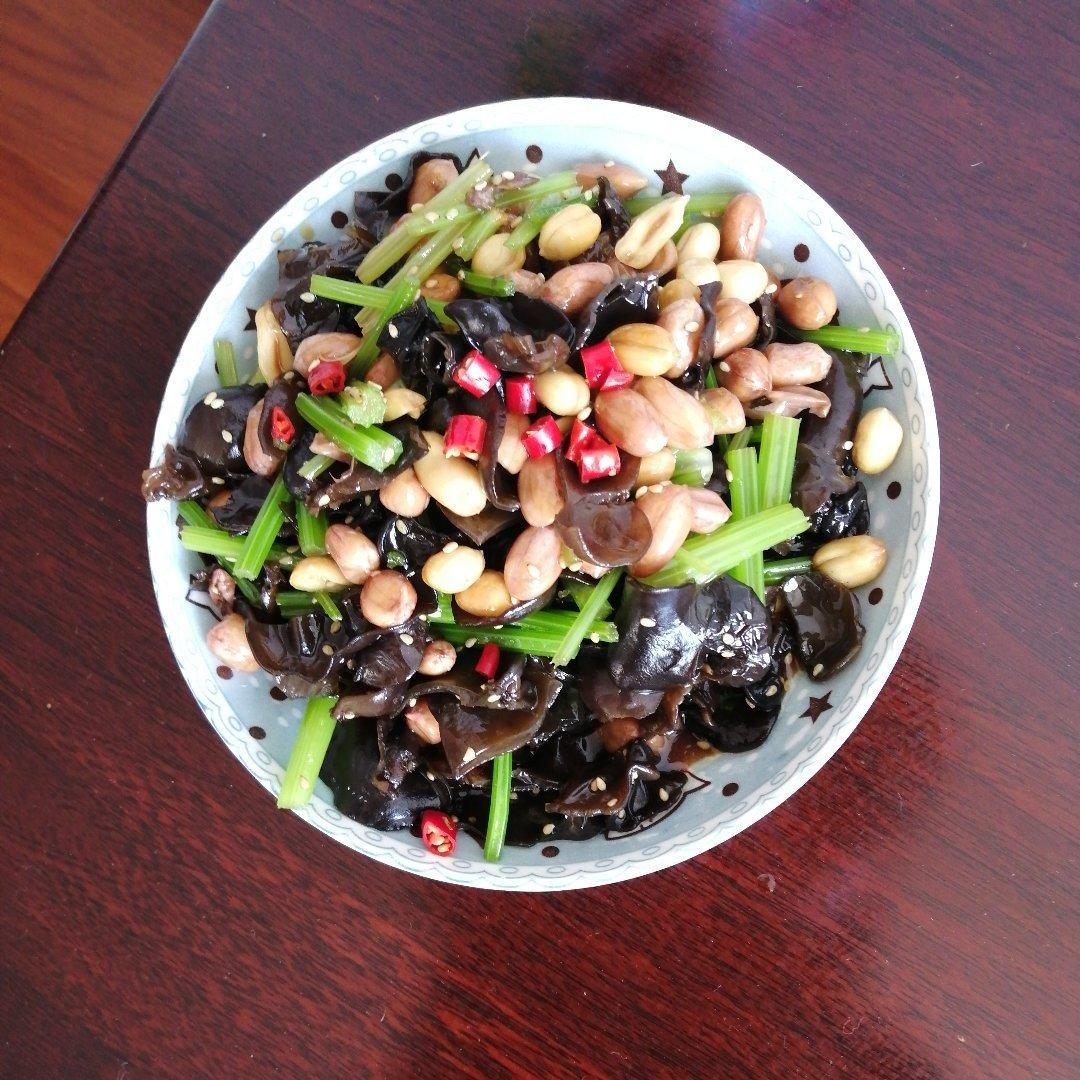 芹菜木耳拌花生米-低脂快手又营养的清爽小菜