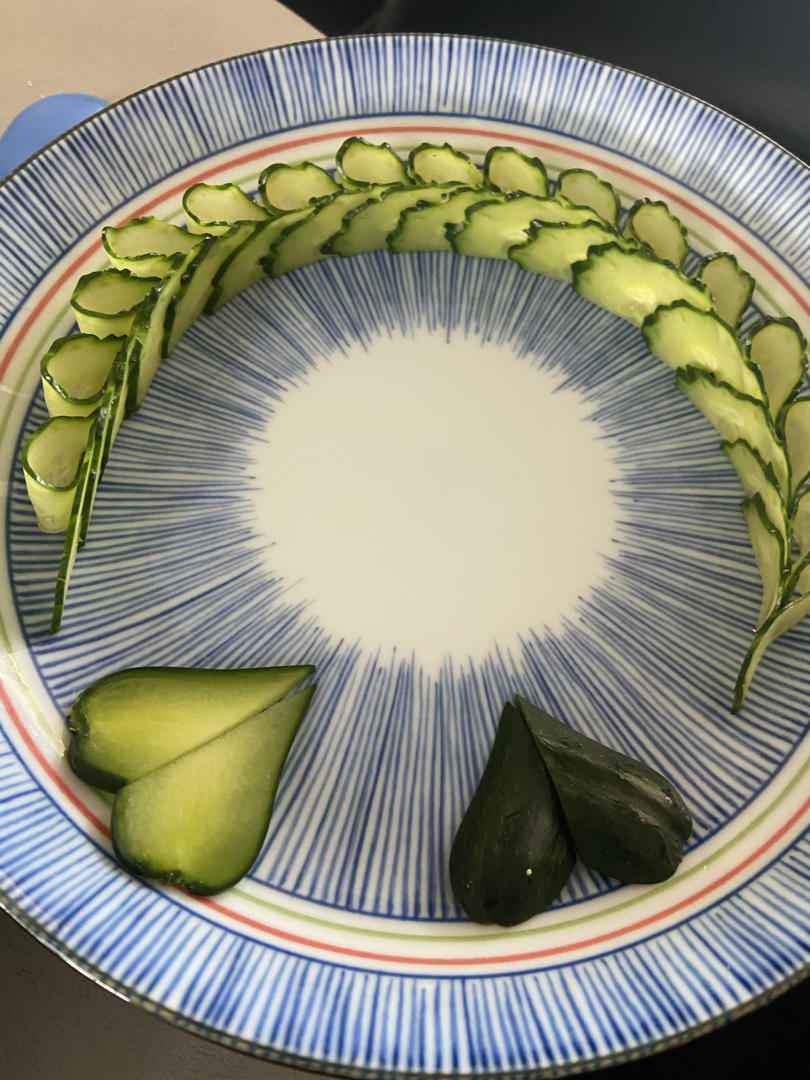 简单美丽的盘饰（3）——雕刻花的围边与叶子