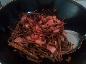培根清炒茶树菇的做法 步骤3