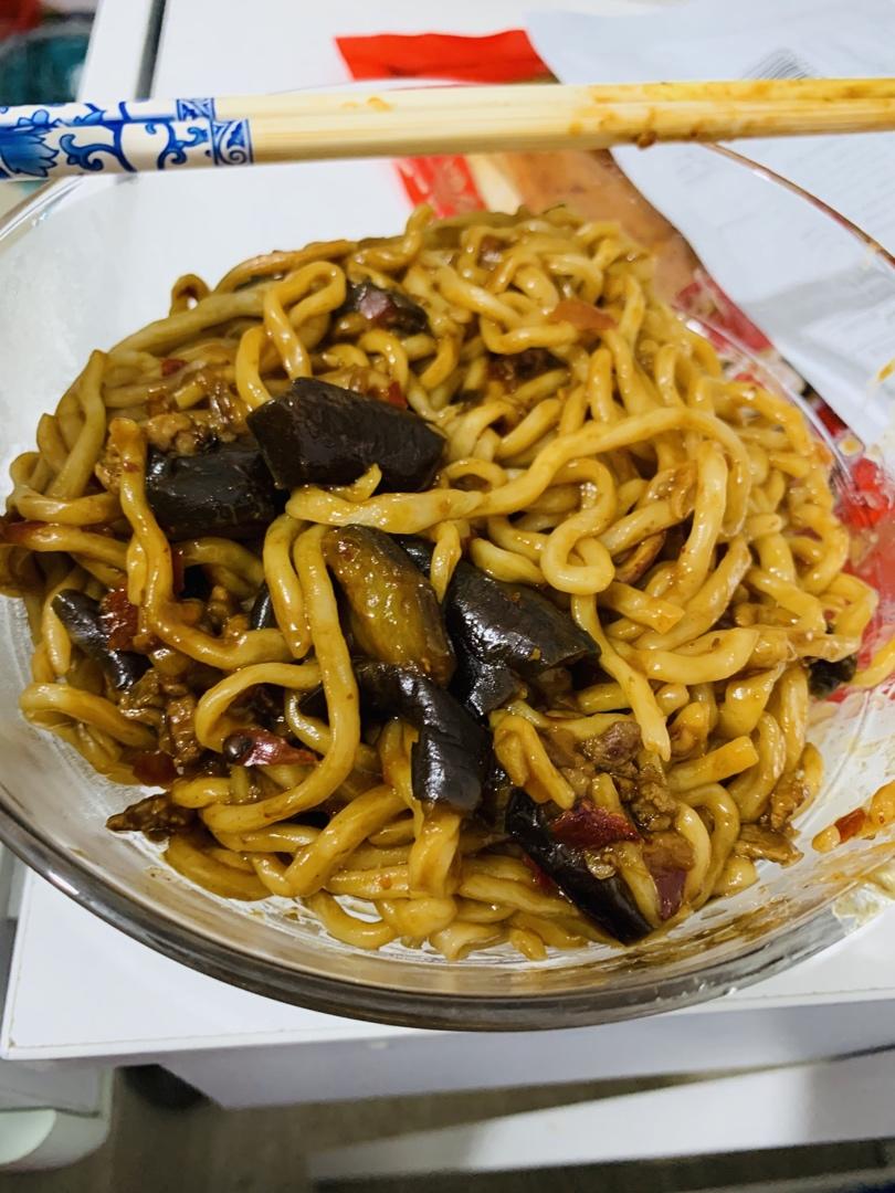 无敌好吃的【鱼香肉沫茄子焖面】，吃完舔盘🍜