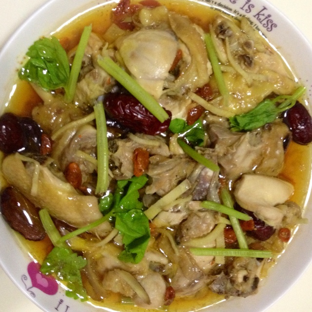 红枣杞子蒸滑鸡