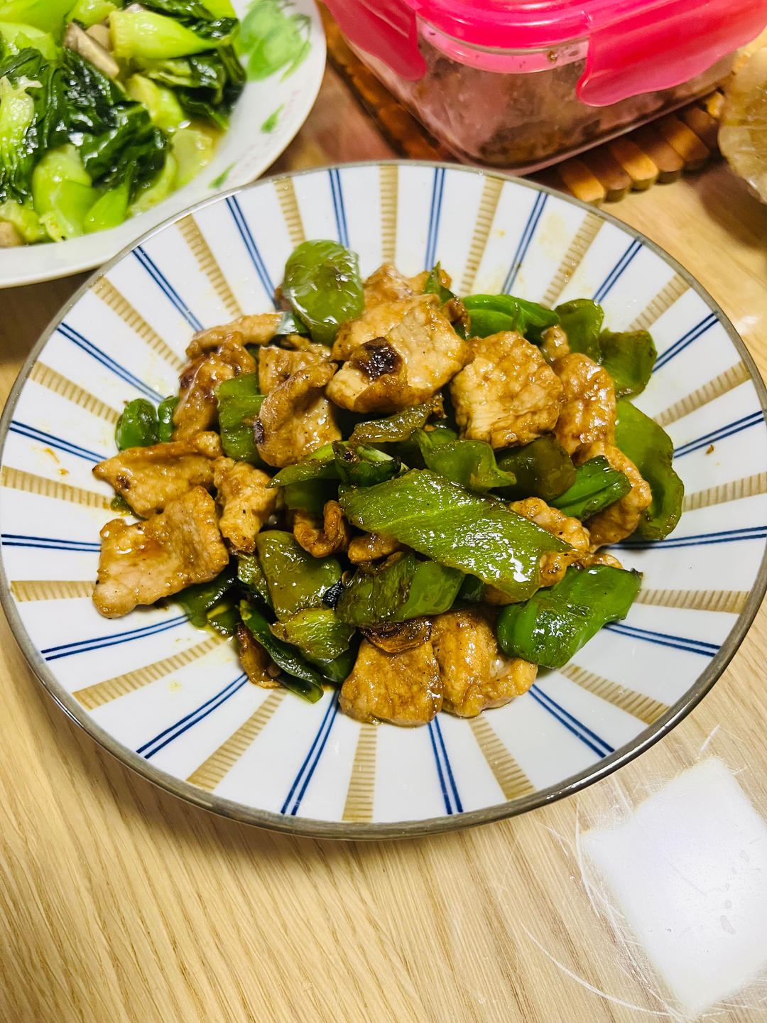 辣椒炒肉(几乎是所有湖南大饭店里的传统炒法)