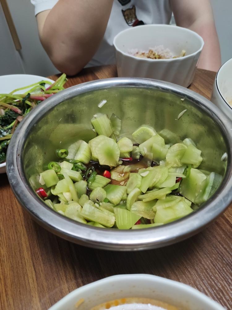 厨师长教你：夏日开胃小菜“凉拌莴笋丝”的家常做法，简单易学赶紧收藏吧