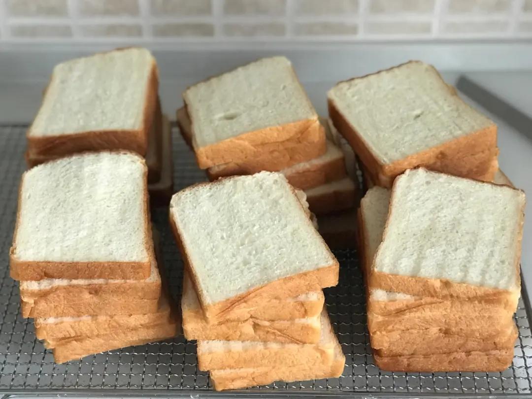 好吃的鲜奶三明治吐司以及三明治组装示范