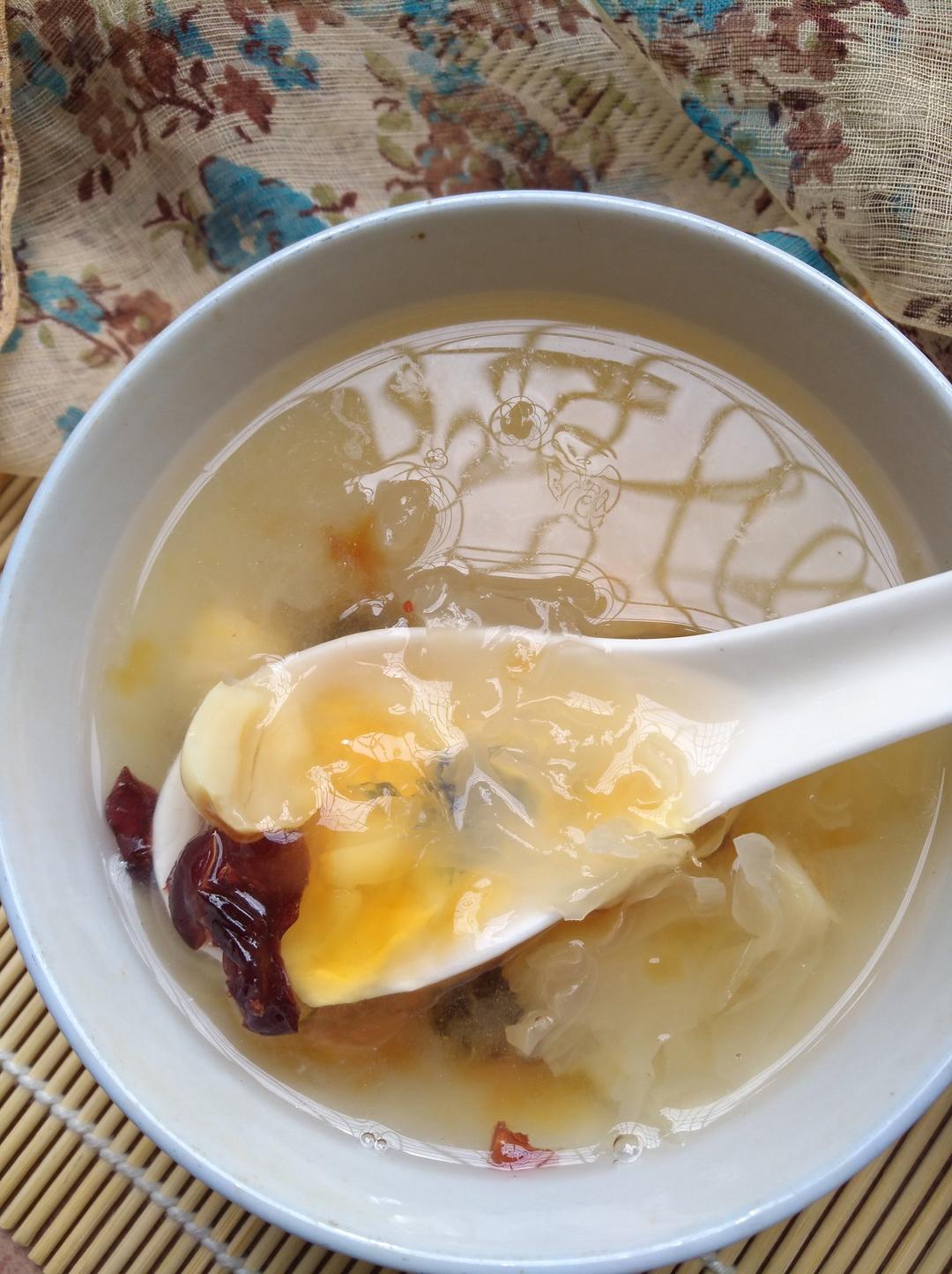 桃胶银耳红枣羹
