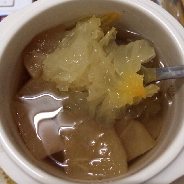 红枣莲子银耳汤