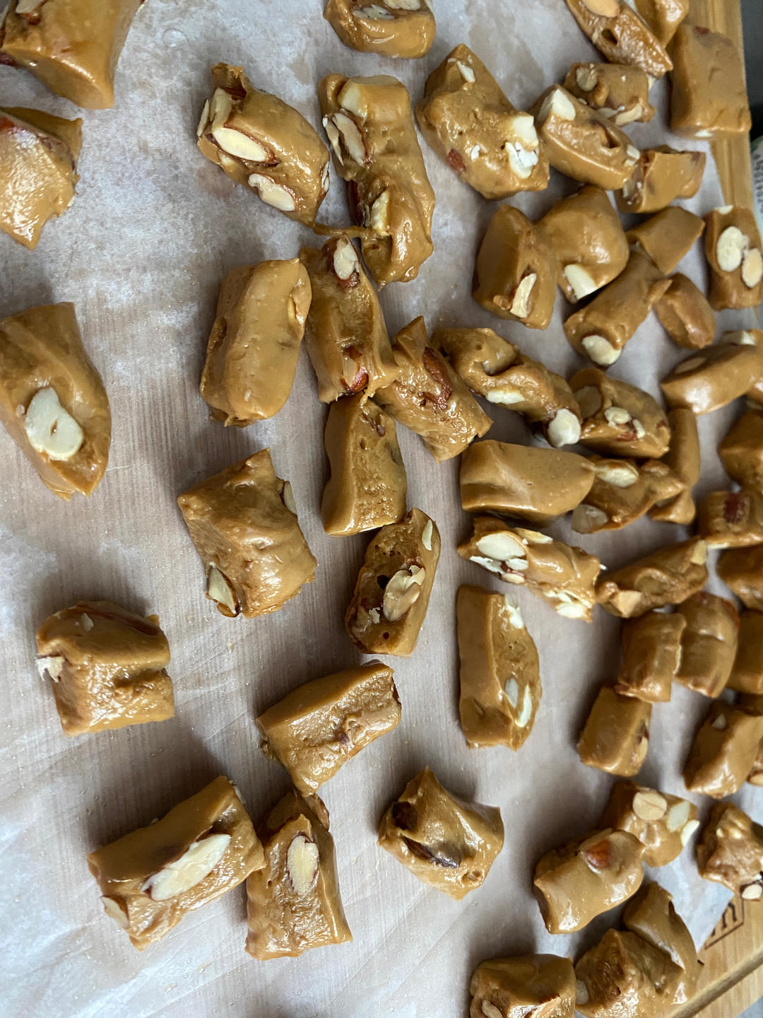 比牛轧糖还要好吃的花生太妃糖（消耗淡奶油）