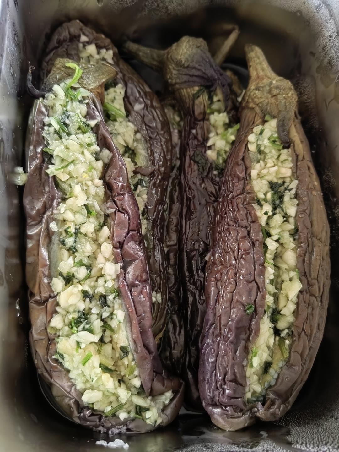 蒜茄子，只加蒜、盐和香菜味道最好。