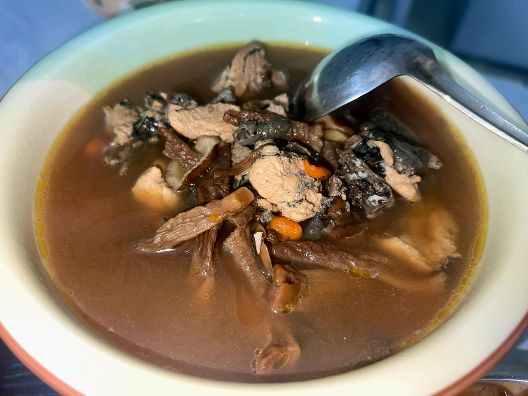 枸杞红枣乌鸡汤
