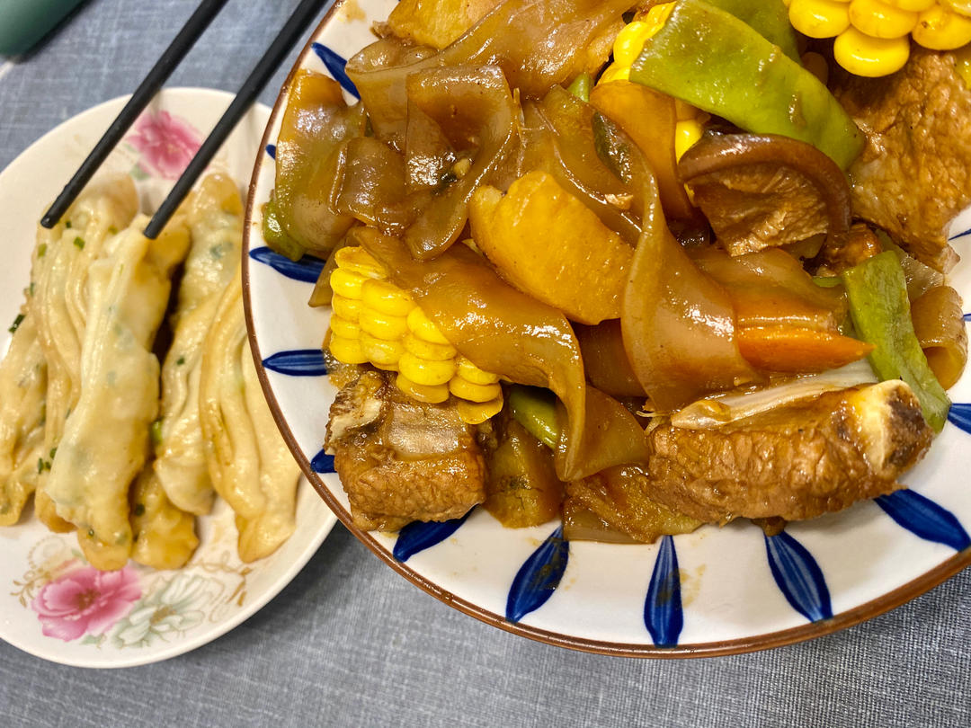 一锅出-豆角土豆玉米五花肉卷子