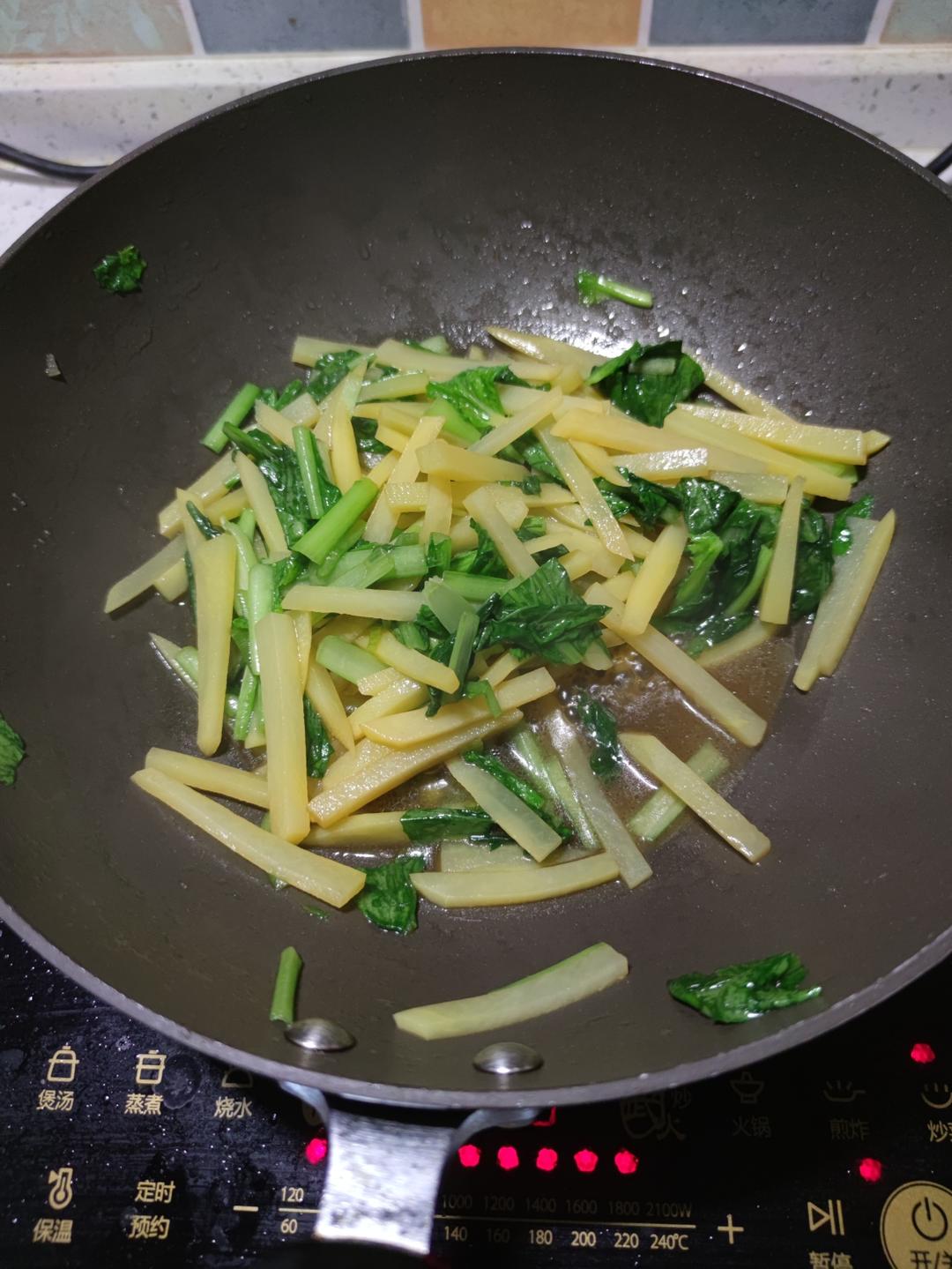 小白菜炖土豆条，东北地道家常菜，从小吃到大的味道，绝对错不了