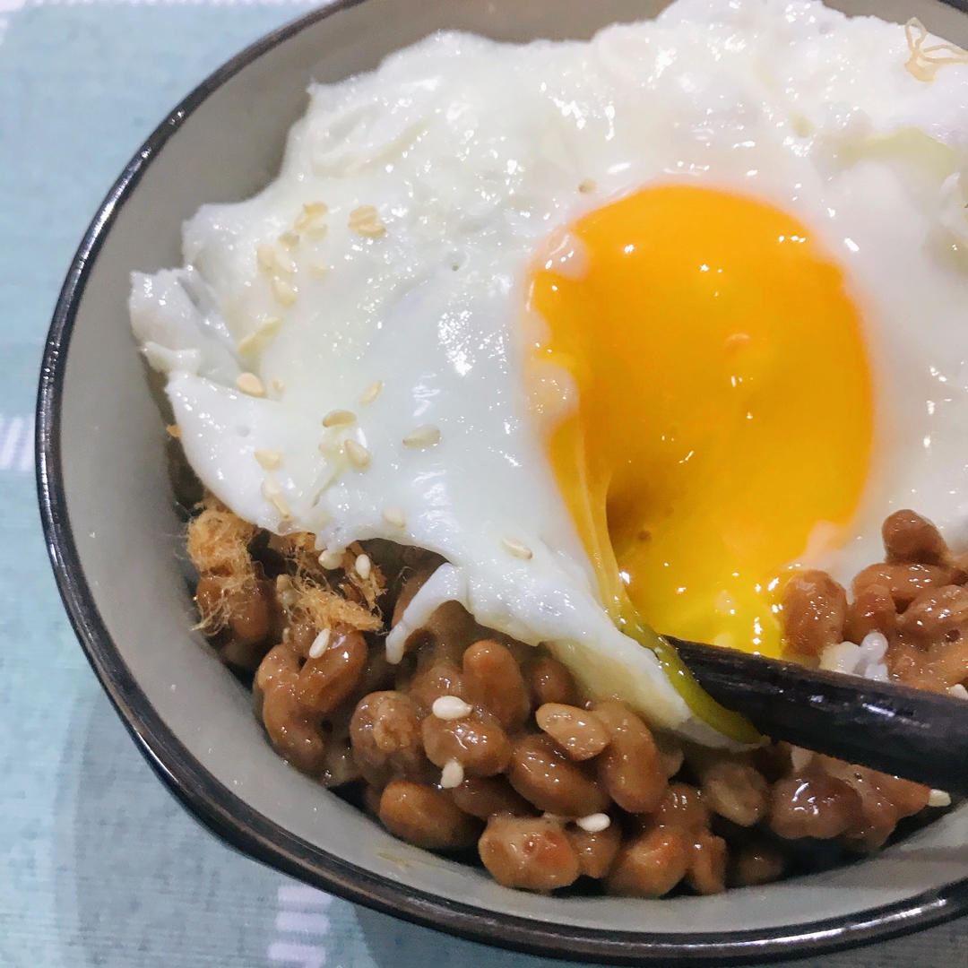 纳豆煎蛋盖饭