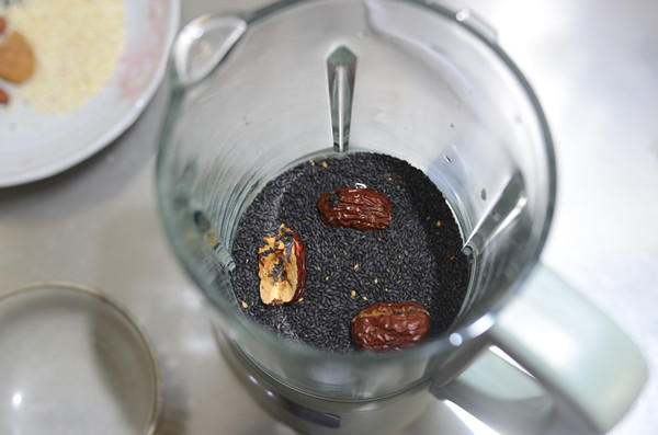 黑芝麻糊--细腻丝滑的甜美口感一学就会的做法 步骤2
