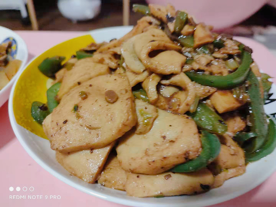 洋葱青椒炒千页豆腐，这么做，还挺好吃！