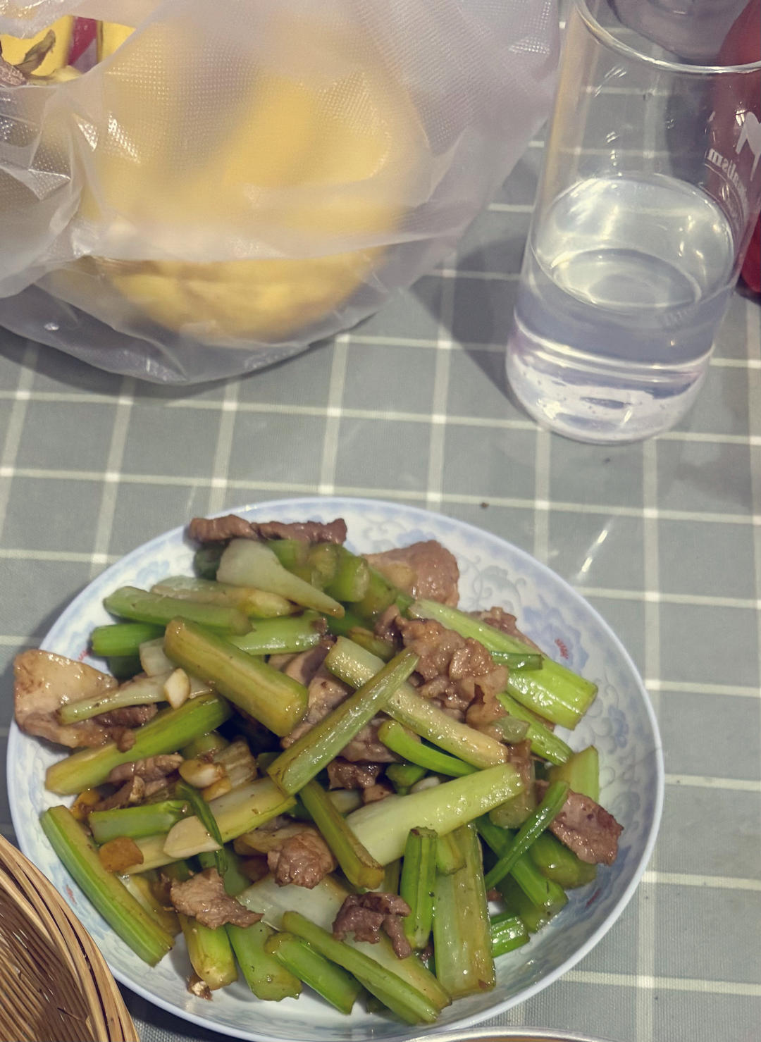 下饭芹菜炒肉