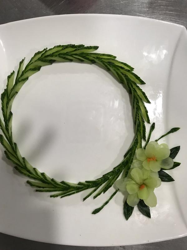 简单美丽的盘饰（1）——（不会雕刻也能做出）黄瓜拼装花