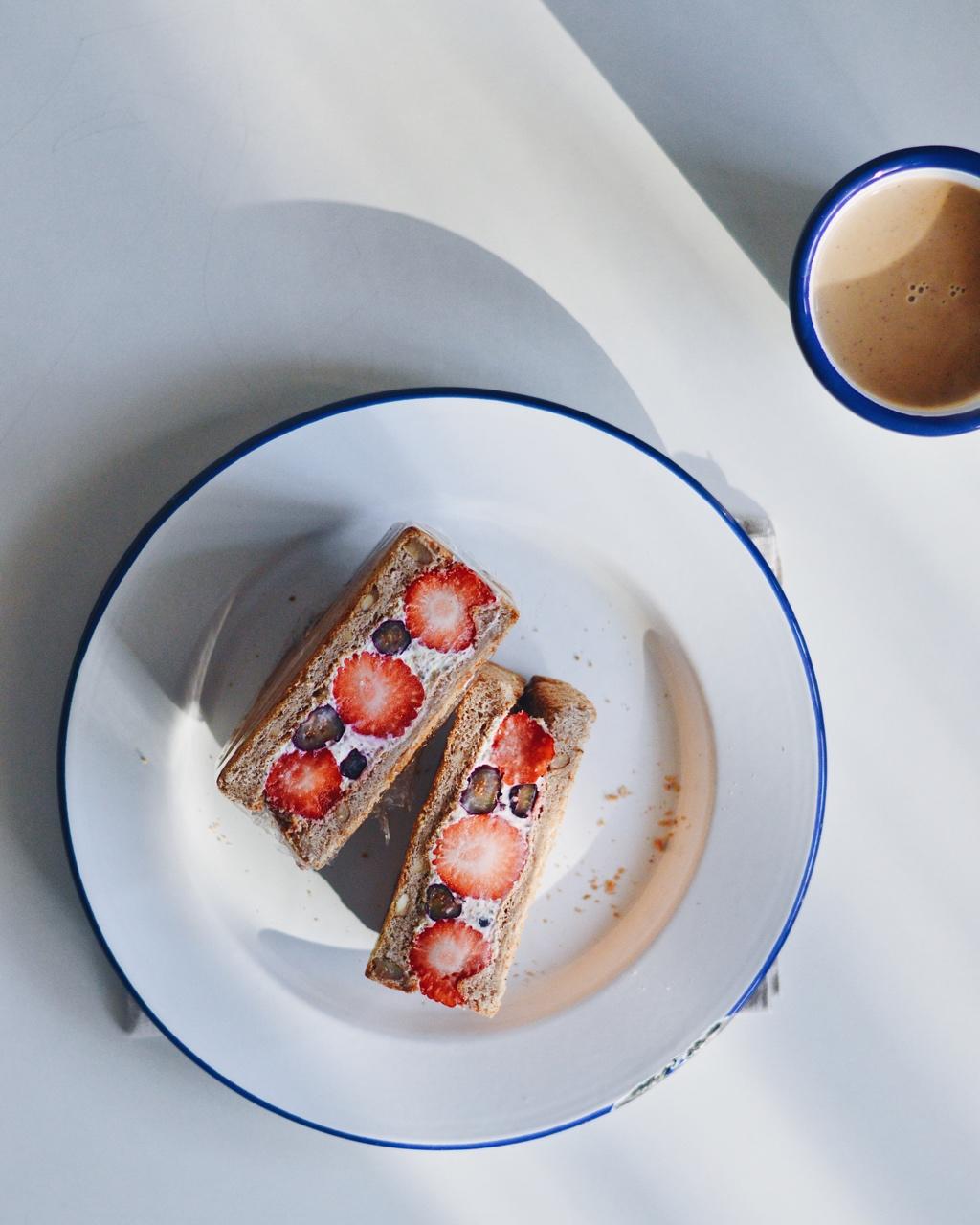 低脂酸奶乳酪水果三明治