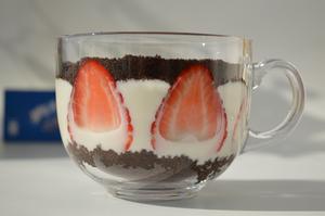 五分钟超快手甜品🍓网红奥利奥草莓酸奶杯的做法 步骤4