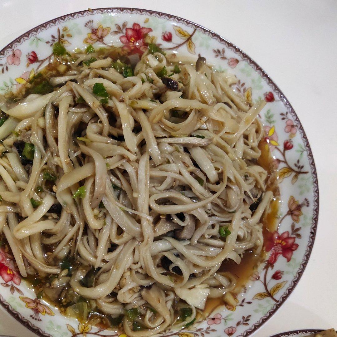酸辣开胃的凉拌手撕杏鲍菇
