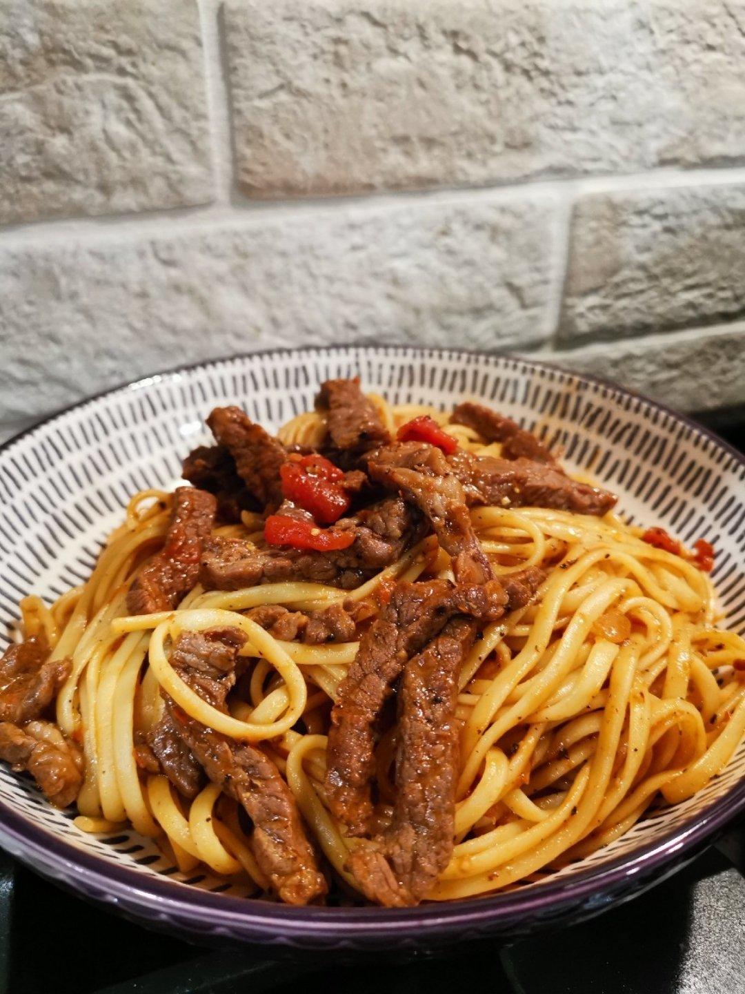 黑椒牛柳炒意面