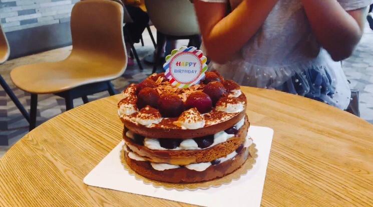 草莓的圆舞曲-巧克力裸蛋糕