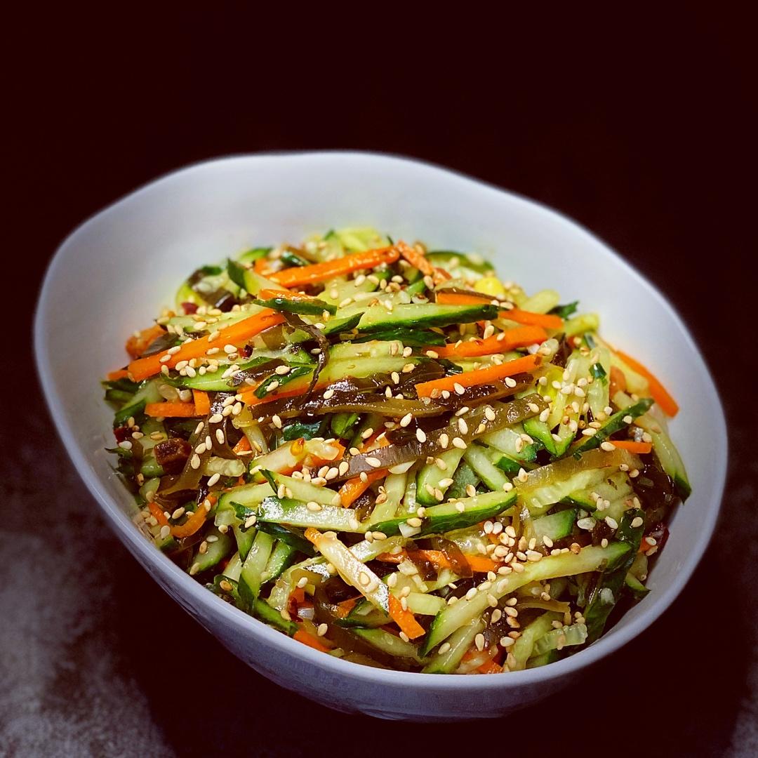 鹏妈在奔跑做的凉拌胡萝卜黄瓜丝