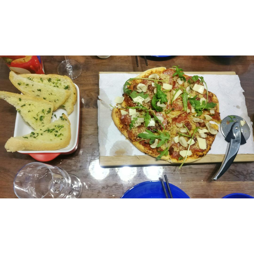 芝麻菜萨拉米薄底披萨