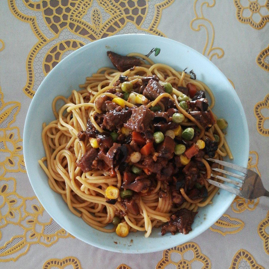 蕃茄蘑菇肉酱意大利面