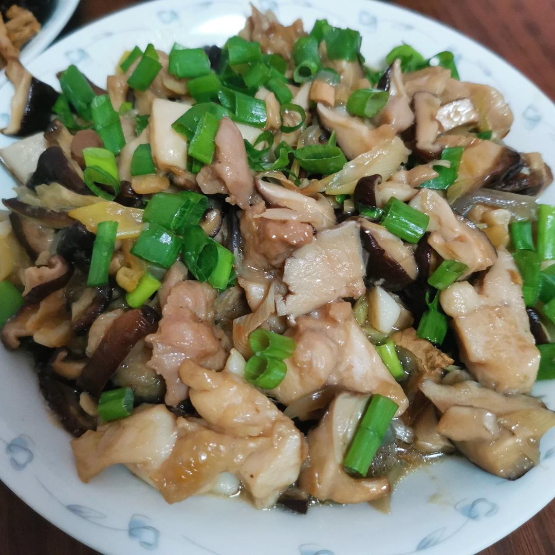 厨师长教你：“香菇蒸滑鸡”的家常做法，鲜香嫩滑，营养美味