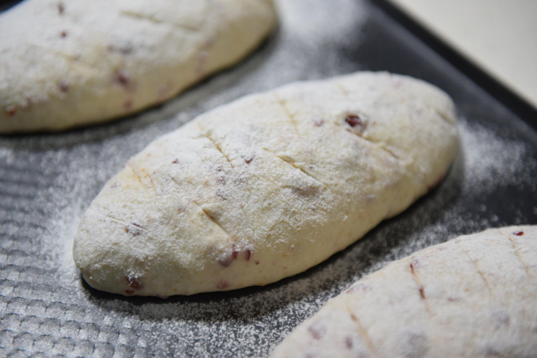 kiri奶油芝士食谱—全麦蔓越莓奶酪软欧包（视频）