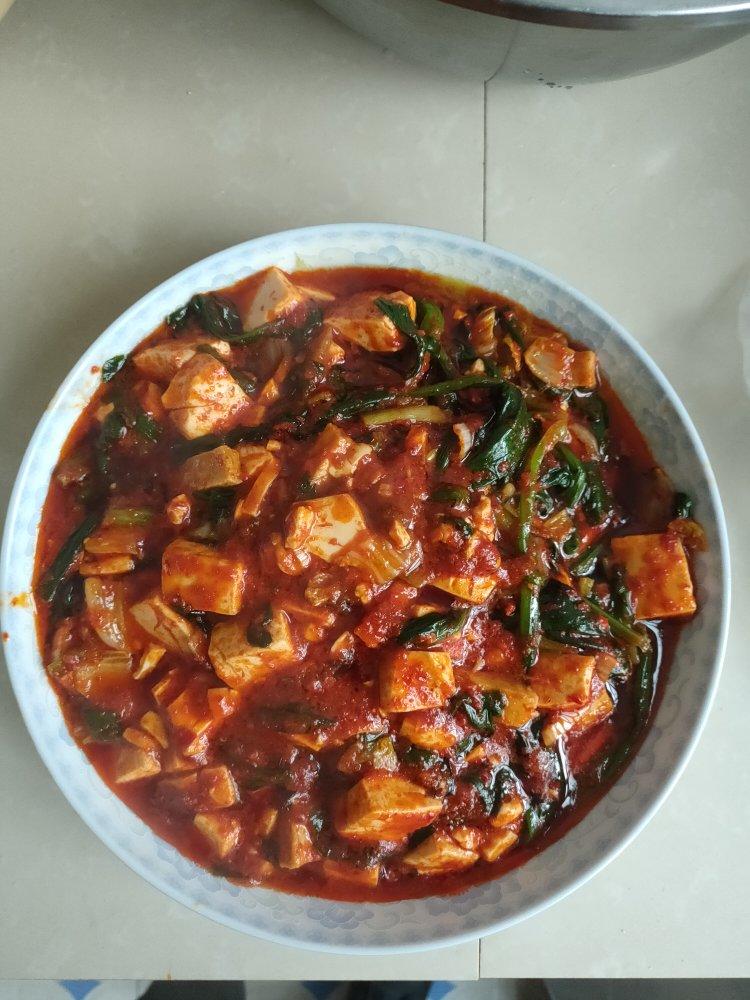 不放肉也超下饭的葱焖豆腐