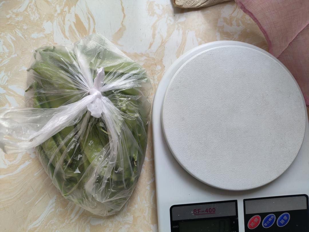 荷蘭豆木耳炒臘肉【簡(jiǎn)單】的做法 步驟1