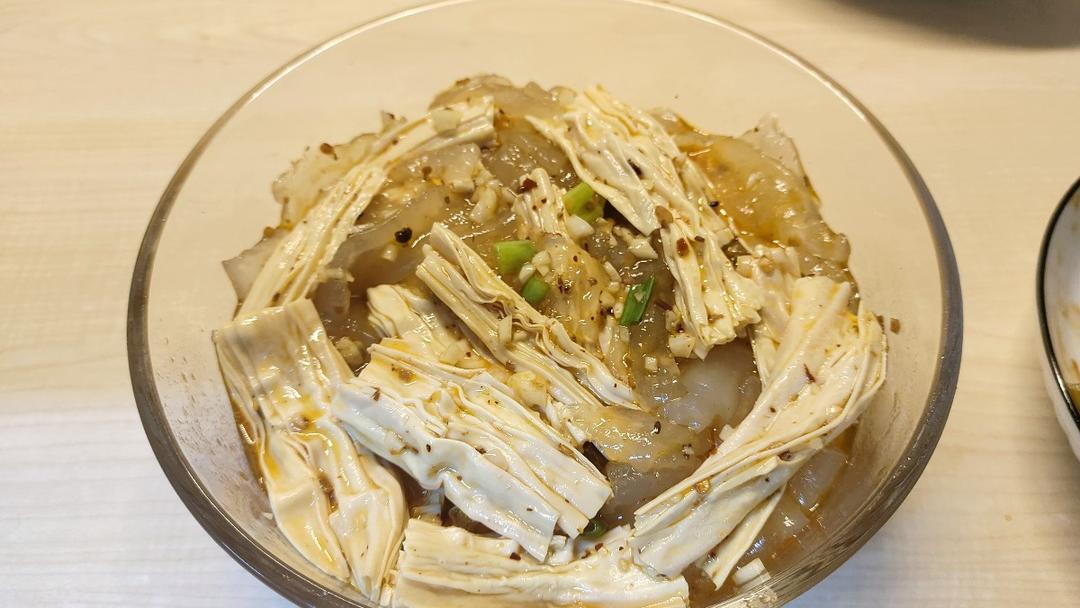 凉拌香辣麻酱拉皮👉解暑开胃，超有食欲
