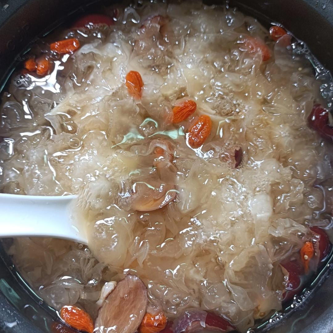 红枣银耳莲子羹（有出胶质、出胶，懒人的电压力锅版）