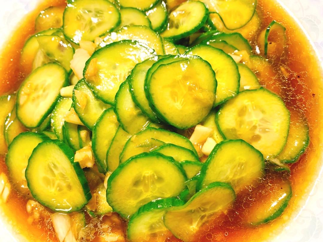 没错我就是别人家的老师做的蒜片乳瓜凉拌菜