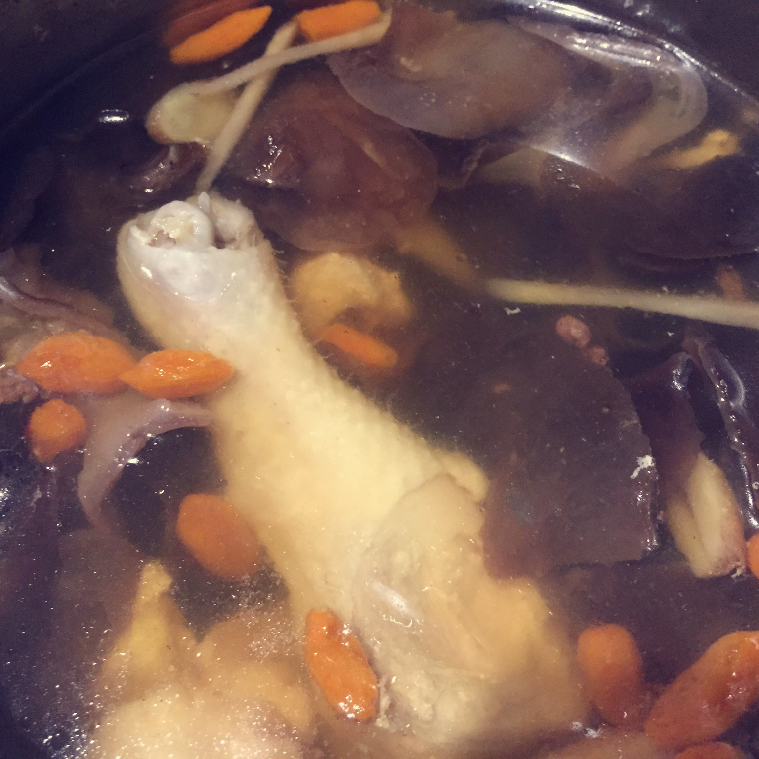 黑木耳炖鸡汤