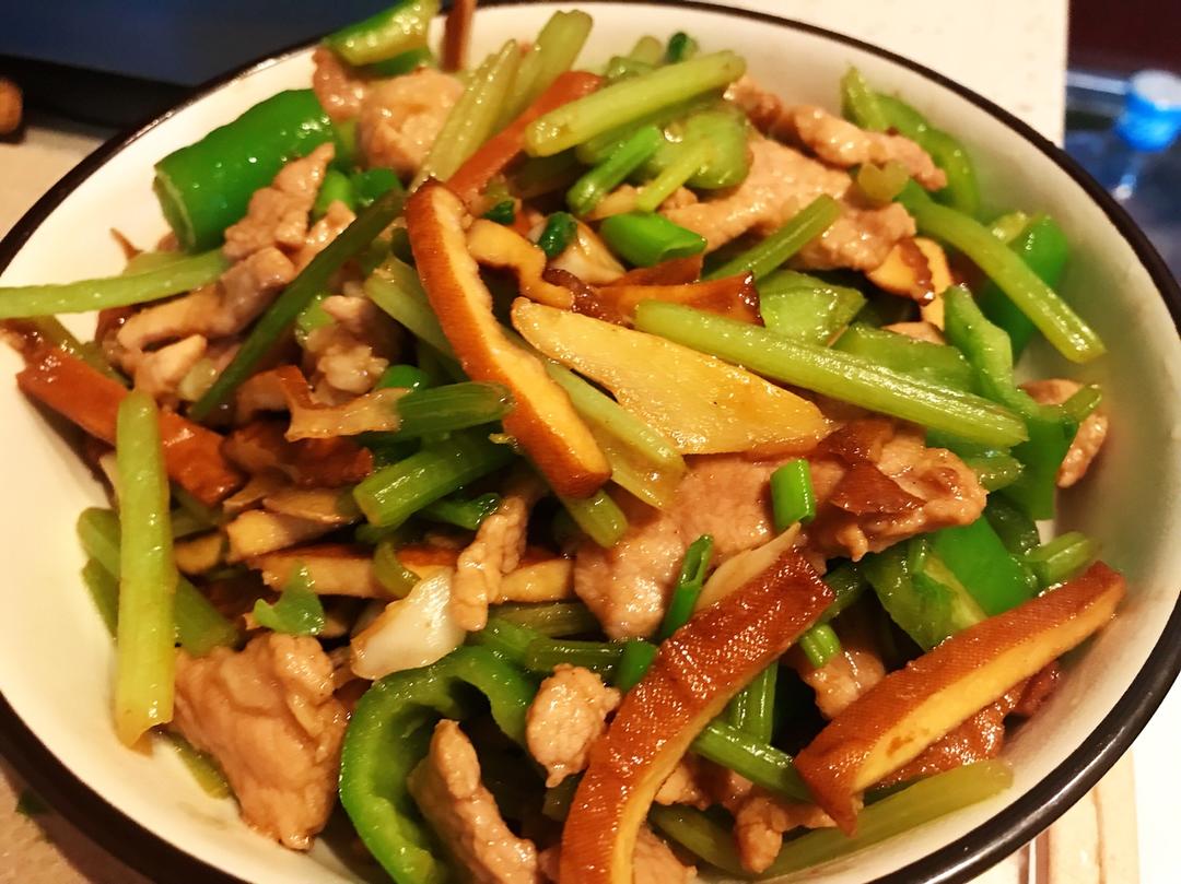 爱烘焙的默默做的芹菜瘦肉炒香干
