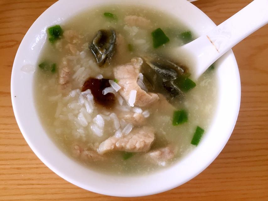 妈妈👩教我做的皮蛋瘦肉粥🥣简单快捷美味😋