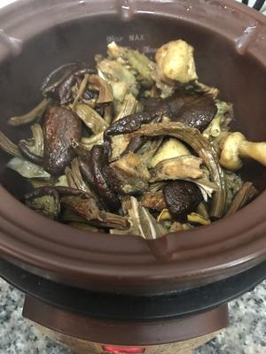 茶树菇焖鸭肉的做法 步骤5