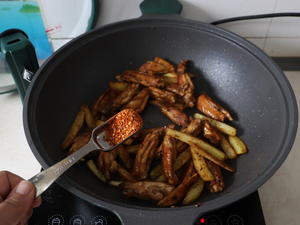 简单好做的香煎孜然鸡翅土豆条，追剧小零食的做法 步骤9