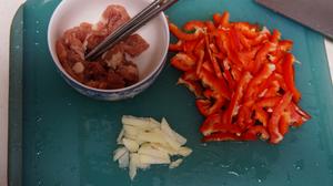 奇妙甜椒白玉菇炒肉丝的做法 步骤3