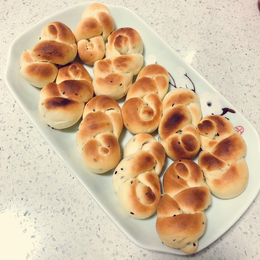 牛奶黑芝麻扭扭包