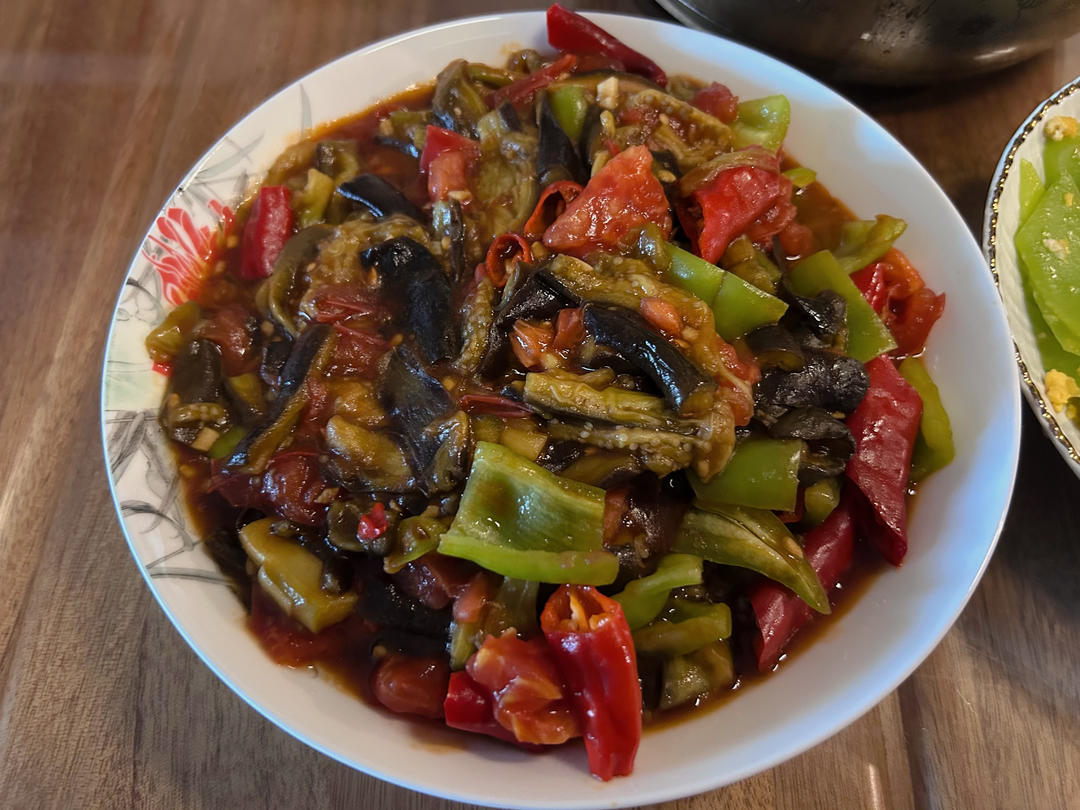 红烧茄子（佐西红柿尖椒）