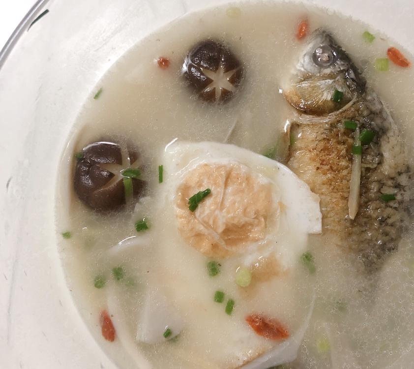 咔咔324做的鲜菌奶白鲫鱼汤