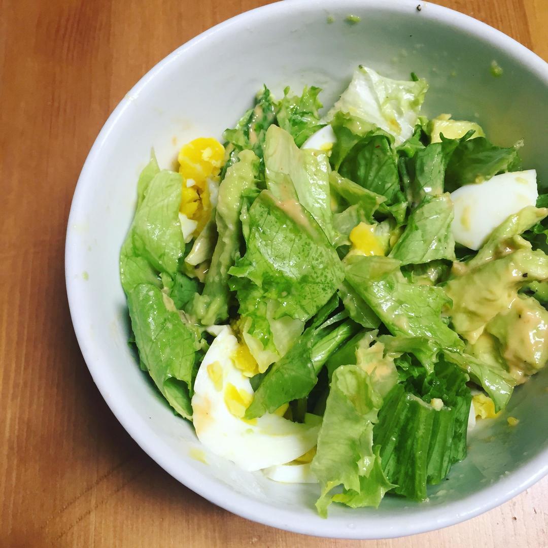 牛油果鸡蛋生菜沙拉的做法