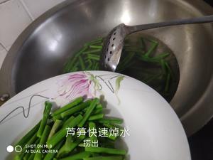 芦笋炒肉片 清爽可口的做法 步骤4